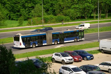Park halindeki araçların yanında uzun otobüs yolculuğu, Krakow, Polonya, Avrupa 29.09.2024