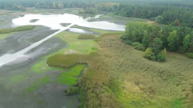 Düşük su seviyeli göl manzarası