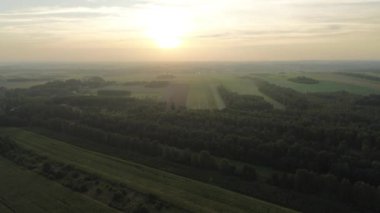 Hava manzaralı sisli sonbahar ormanı tarlaları ve köyü