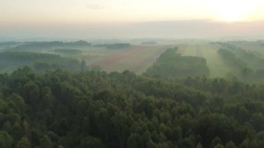 Sabah sisinin içinden gün ışığı doğuyor.