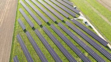 Birden fazla panel dizisi olan yeşil enerji güneş çiftliği.