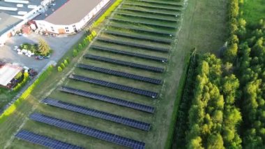 Çimenlik alanda yenilenebilir enerji güneş panelleri.