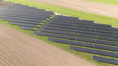 Kırsalda büyük bir güneş çiftliği