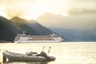 Gün batımında sakin sularda seyreden bir gemi.