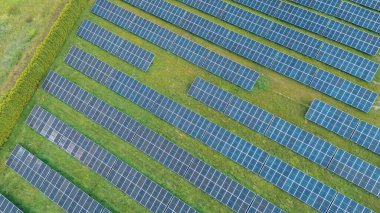 Yeşil araziye kurulmuş güneş enerjisi panelleri.