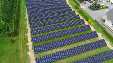 Güneş çiftliği insansız hava aracı tarafından ele geçirildi Güneş panellerinin hava görüntüsü