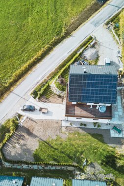 Banliyö Evindeki Güneş Panelleriyle Yaşanabilir