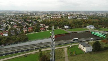 Bulutlu alanda kablosuz iletişim kulesi