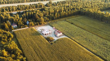 Gün batımında inşaat alanında yeni bir ticari bina inşa ediliyor.