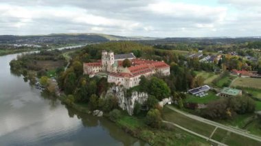 Vistula Nehri 'ne bakan Cliffside Manastırı