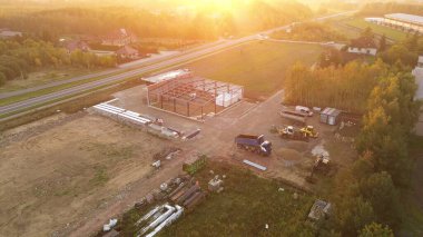 Gün doğumunda kırsal yol yakınlarındaki gelişim alanı