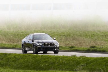 Doğada Lüks Arabayla Açık Hava Sürüşü