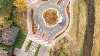 Bisiklet yolları ve yolları birbirine bağlayan banliyö kavşağı