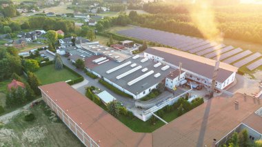 Doğada güneş panelleri olan fabrika kompleksi