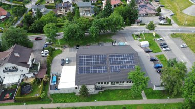 Çatısı güneş panelleri ve yeşil çevresi olan banliyö mağazası