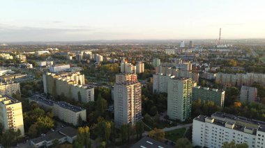 Gün batımında uzak silueti olan apartmanlar.