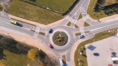 Yolları ve sonbahar ağaçlarıyla dolu şehir manzarası