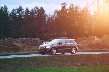 Ağaçların yanındaki manzaralı yolda sıkıştırılmış kesişme hızı