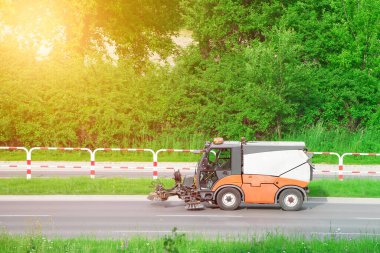 Turuncu sokak temizleme aracı boş yolda