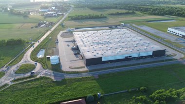 Yeşil alanlarla çevrili dağıtım merkezi