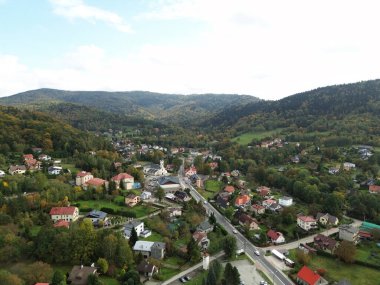 Dağ vadisindeki köyün hava manzarası