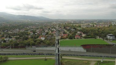 Açık alanda iletişim anten kulesi