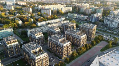 Günbatımı şehir arkaplanı olan apartman kompleksi