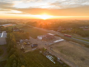 Şafakta ağır ekipmanlarla kırsal inşaat sahası