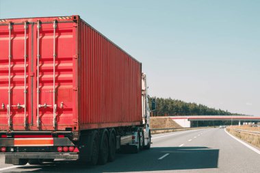 Otobanda büyük kırmızı konteynır kamyonu