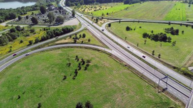 Kırsal otoyoldaki araçların hava görüntüleri