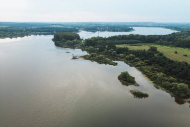Çevrelenmiş Yeşil Orman Manzaralı Göl