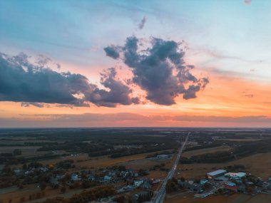 Küçük bir kasabada yaz akşamları ağır bulutlarla dolu turuncu gün batımı