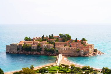 İthmus bağlantısı olan Sveti Stefan Adası