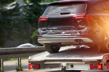 Yıkılmış araba yol kenarı servisi tarafından çekiliyor