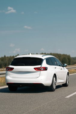 Otobanda beyaz araba sürüyor.