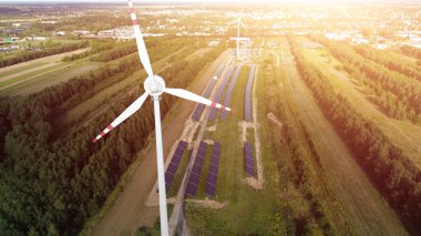 Güneş paneli çiftliğine yakın rüzgar türbini