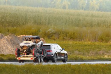 Sonbahar günü karavanda faytonlu bir SUV.