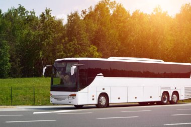 Otobüs yolun yanındaki otoparkta dinleniyor.