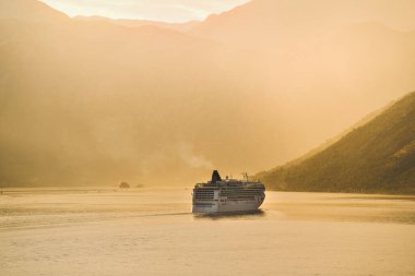 Karadağ 'ın ünlü Kotor Körfezi' nde büyük bir yolcu gemisi