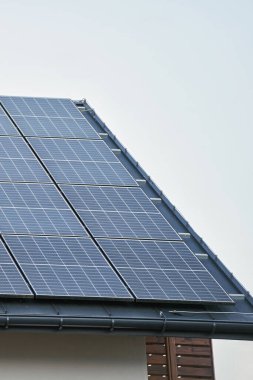 Güneş panelleri olan ev temiz enerji üretiyor.