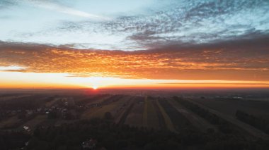 Sakin tarım arazilerinin üzerindeki kızgın bulutlar