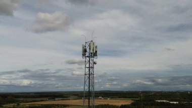 Bulutlu alanda kablosuz iletişim kulesi
