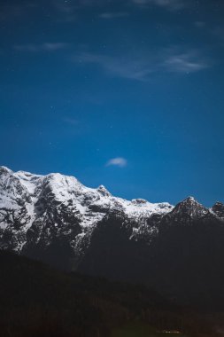 Alp dağları sakin bir gece gökyüzünün altında