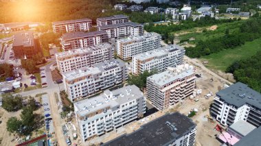 Avrupa 'da yeşilliklerle çevrili modern daireler