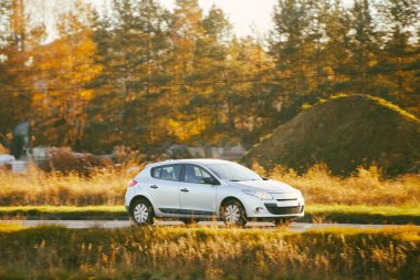 Karışık kırsal arazide araba sürüyor