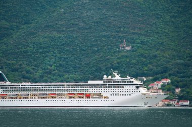 Kotor Körfezi 'nde lüks yolcu gemisi.