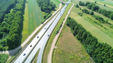 Verimli ulaşım ve ticaret ve turizmi kolaylaştırmak amacıyla, Avrupa 'da kenti birbirine bağlayan bir otoyol kavşağının havadan görünüşü