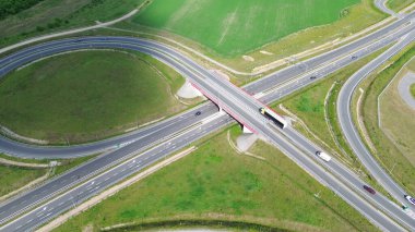 Mavi gökyüzünün altında Avrupa 'da kırsal otoyol kavşağı