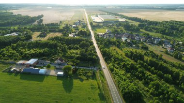 Gün batımında köy yolu ve tarlaları