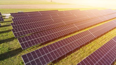 Alandaki geniş güneş panelleri yenilenebilir enerji üretiyor